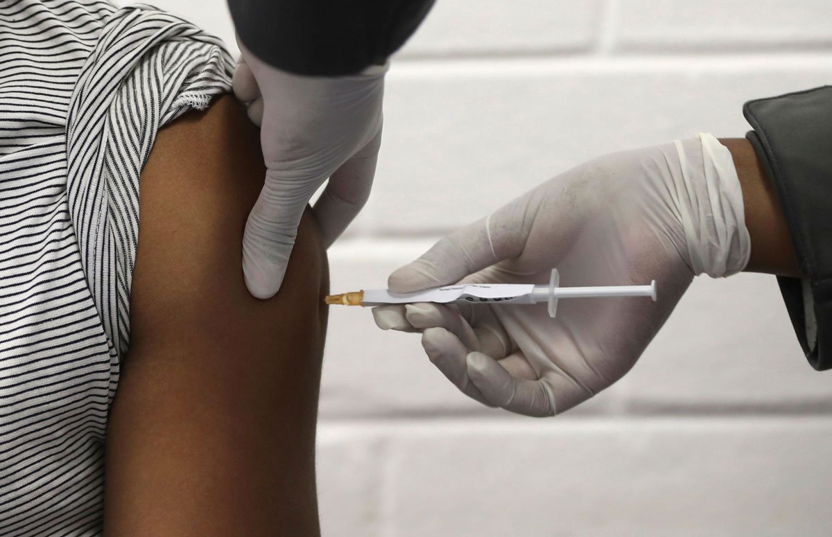 El gobierno del Reino Unido dice que el regulador autoriza la vacuna contra el coronavirus de Oxford / AstraZeneca