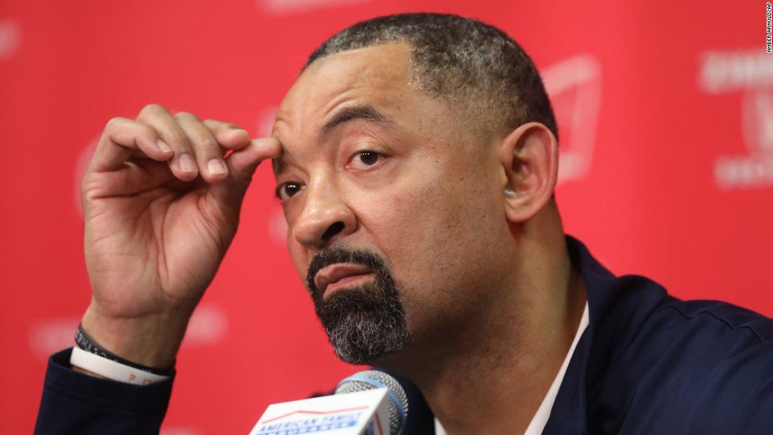 Juwan Howard: el entrenador en jefe de Michigan lanza un puñetazo al final del juego de baloncesto universitario