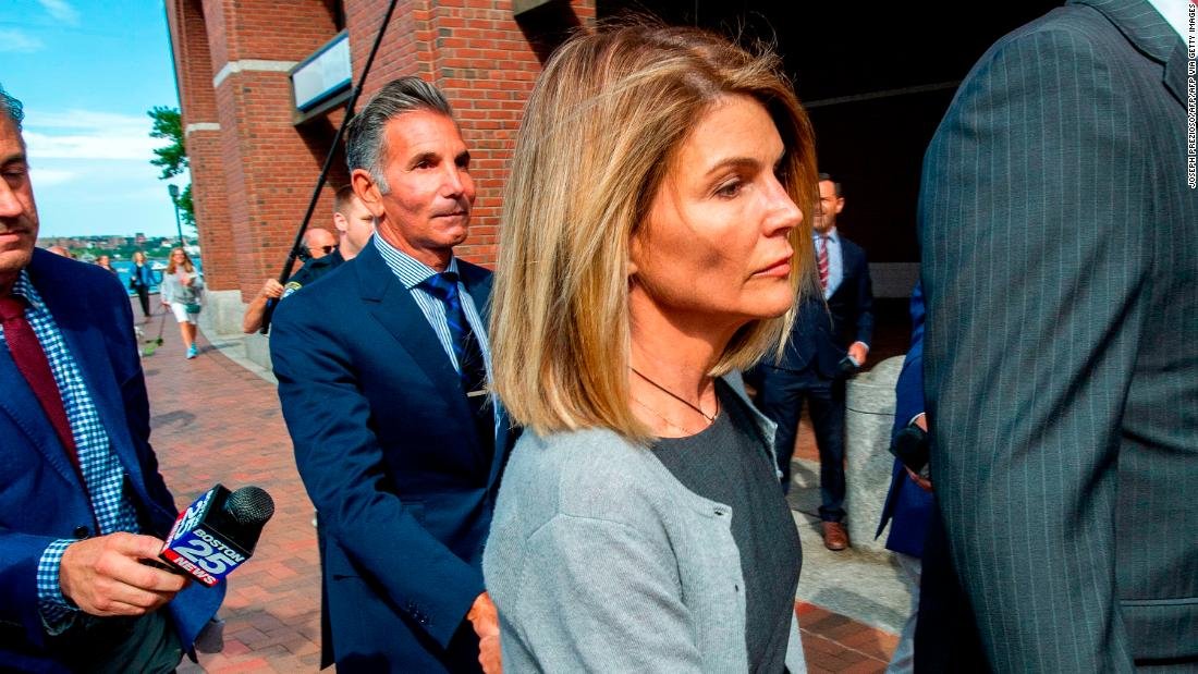 Lori Loughlin liberada de prisión después de una sentencia de 2 meses por estafa de admisión a la universidad