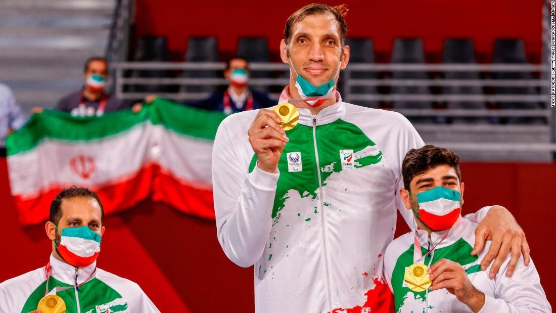 Morteza Mehrzadselakjani, el atleta paralímpico más alto de la historia, ayuda a Irán a ganar el oro en voleibol sentado en los Juegos Paralímpicos de Tokio