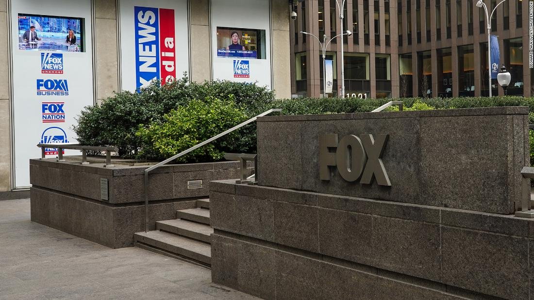 Fox ha implementado silenciosamente su propia versión de un pasaporte de vacuna mientras sus principales personalidades los atacan.