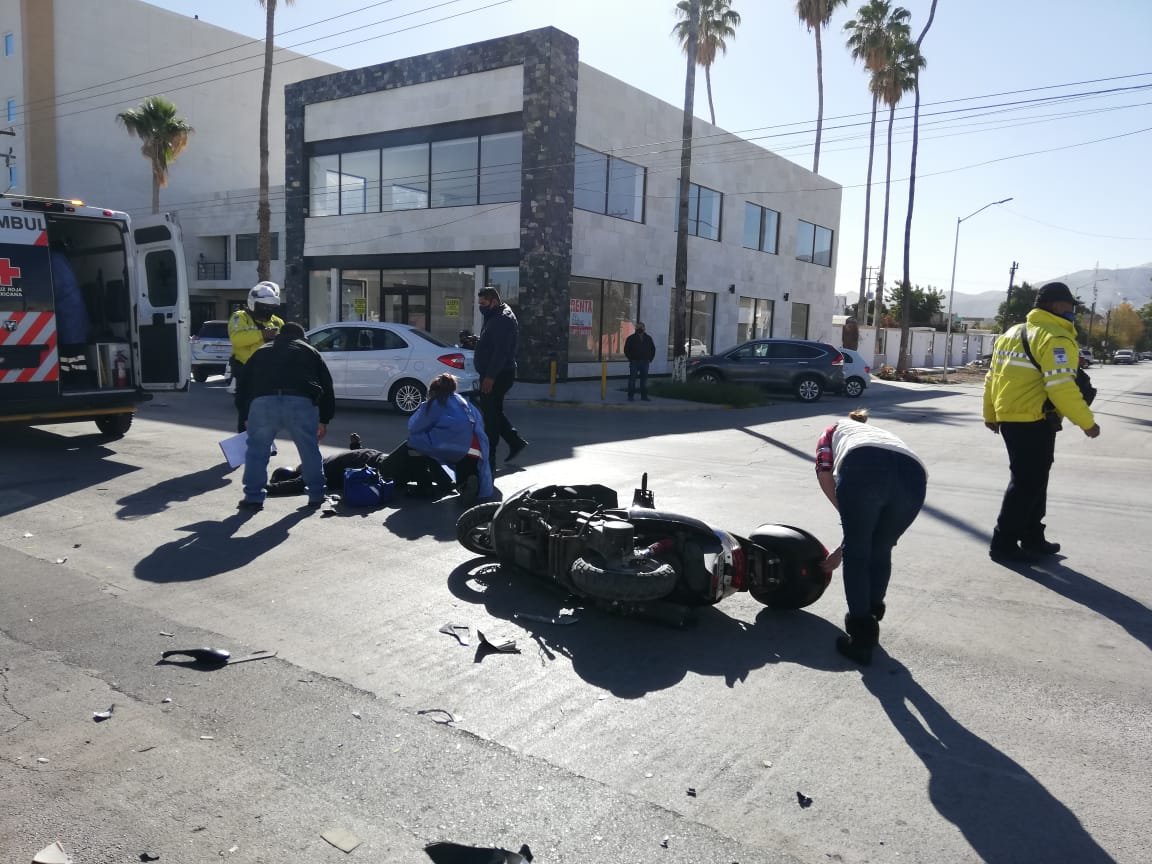 Camioneta huye tras chocar contra motocicleta en Torreón