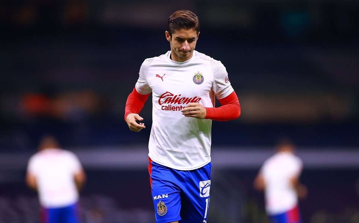 Isaác Brizuela de Chivas, positivo a covid-19; se pierde semifinales