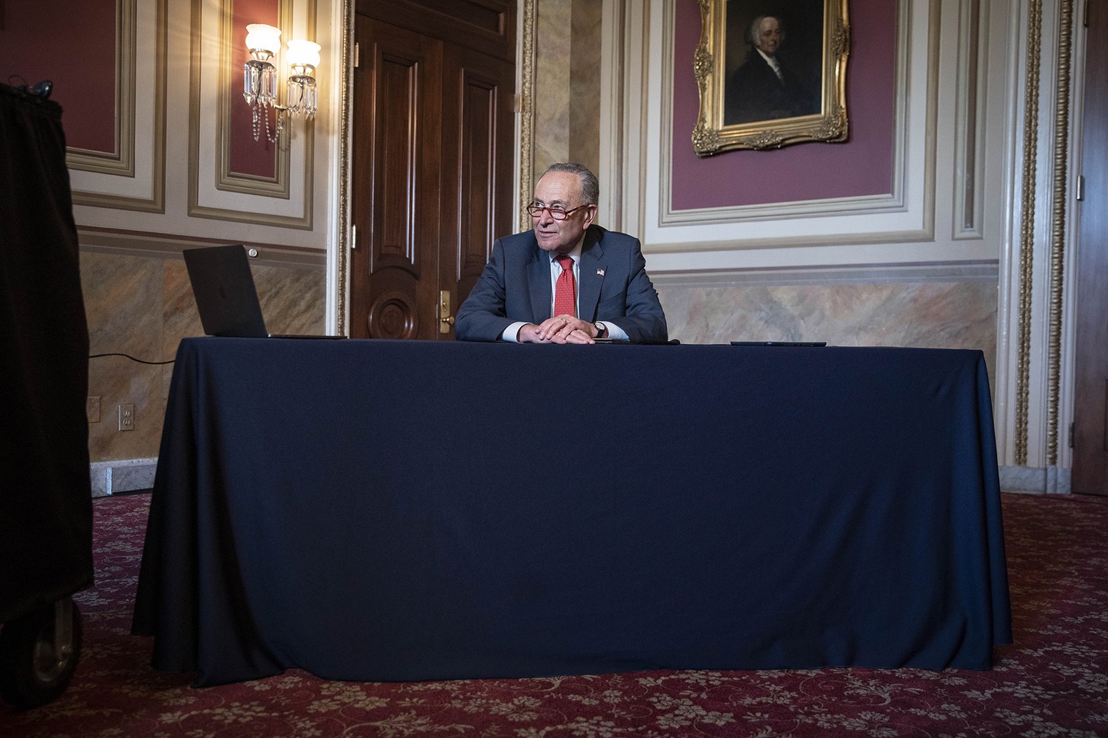 Schumer pide a Trump que siga el ejemplo de McConnell y "reconozca que Joe Biden será el próximo presidente".