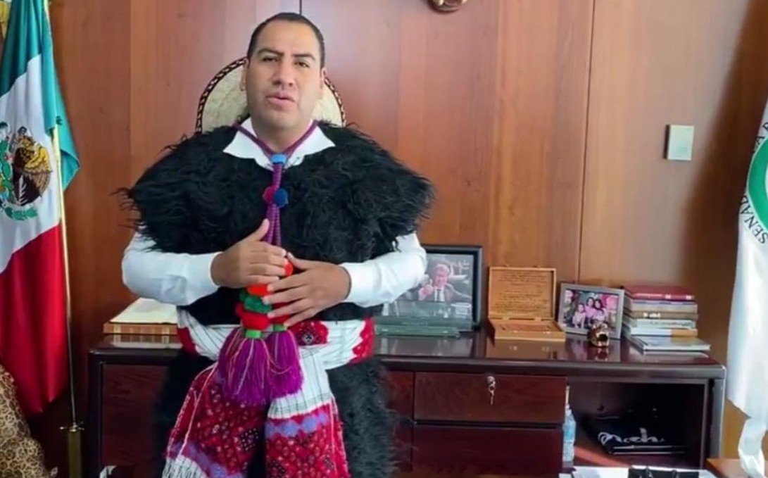 Eduardo Ramírez acude a sesión del Senado con traje típico de Chiapas