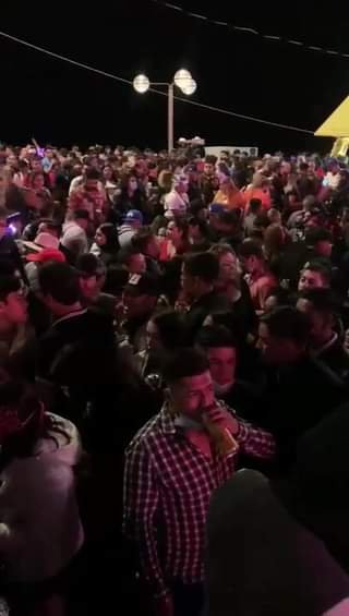 Anoche, viernes de carnaval en Olas Altas, en Mazatlán; festejando con "sana d