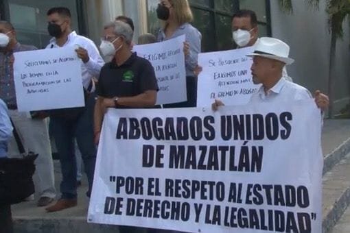 Se manifiestan abogados contra el Juzgado Primero Familiar en Mazatlán.