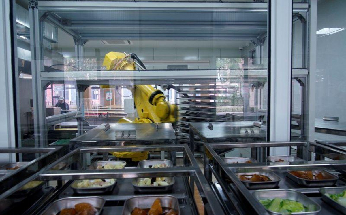 China. Robot sirve comidas en escuelas para bajar contagios de covid