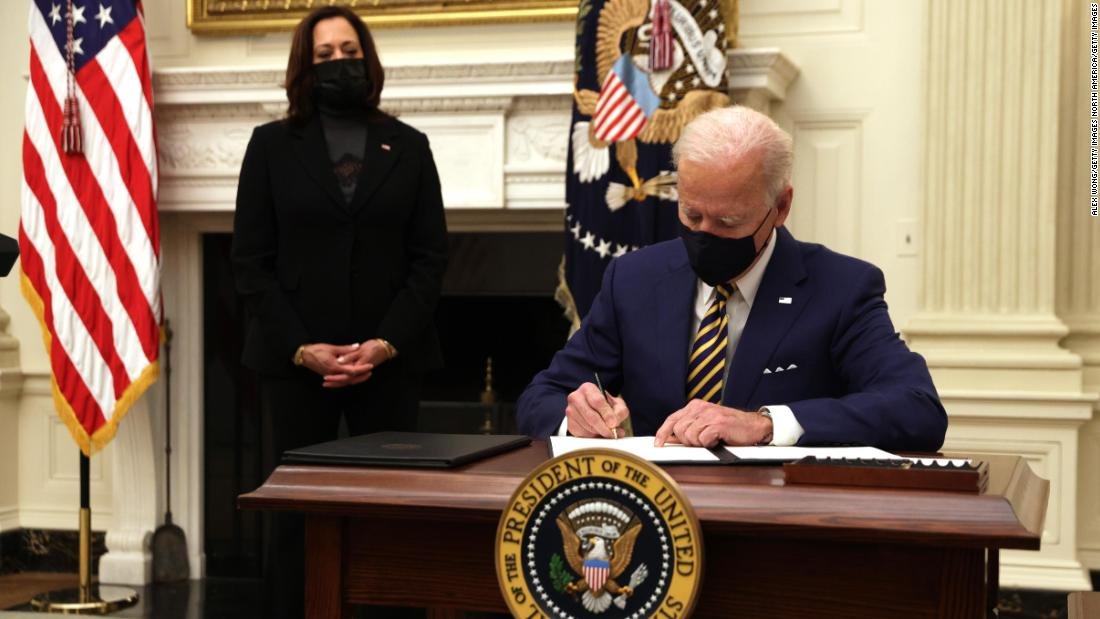 Aquí están las órdenes ejecutivas que Biden ha firmado hasta ahora