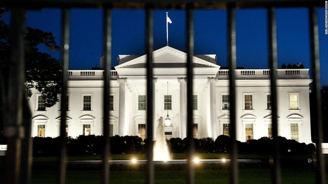 El Departamento de Justicia investiga un posible esquema de soborno para el indulto presidencial, revelan los registros judiciales
