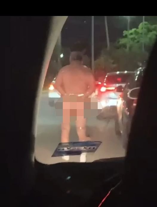 Atado de las manos, con un mensaje y desnudo captan a un adulto mayor en el Male