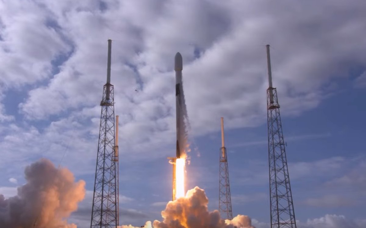 SpaceX lanza más de 140 satélites; uno con restos humanos: VIDEO