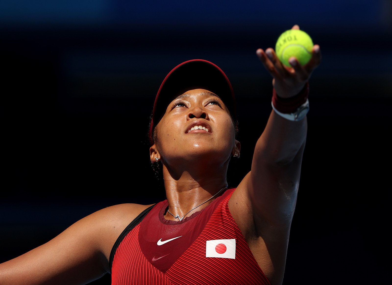 Naomi Osaka se siente "renovada y feliz" cuando inicia su campaña olímpica con una victoria.