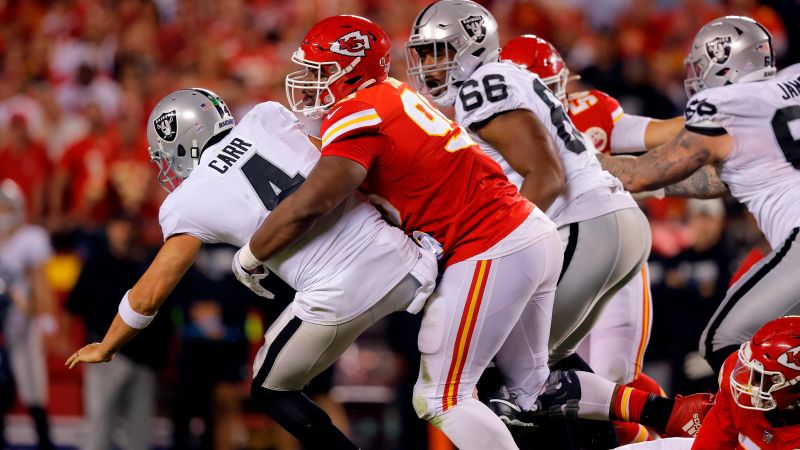 Chiefs vs Raiders: Davante Adams empuja al fotógrafo y la controvertida penalización por rudeza al pasador después de una llamada dudosa en la dramática victoria de Kansas City