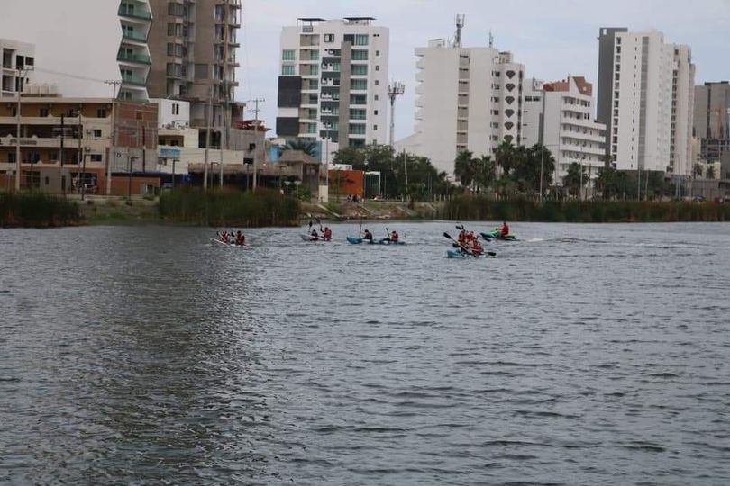 Celebra Parque Central carrera de kayaks por Primer Aniversario.