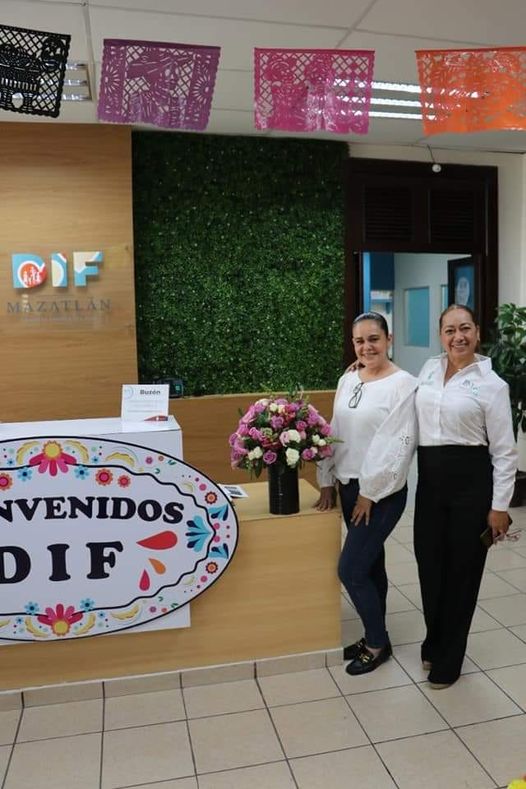 La presidenta del Sistema DIF Mazatlán, Dra. María Teresa Apodaca de González, e