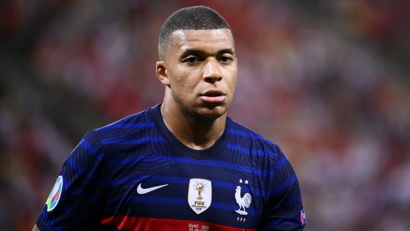 Kylian Mbappé le dice a Sports Illustrated que consideró dejar la selección francesa después de la Eurocopa 2020, citando la falta de apoyo después de sufrir abusos racistas.