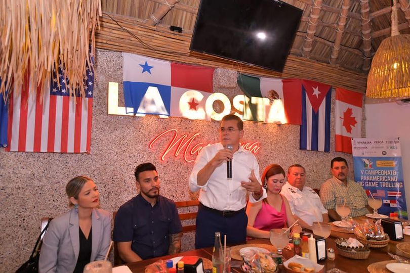 *El Alcalde de Mazatlán, Edgar González, da la bienvenida a los participantes de