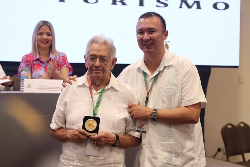 Entregan la presea a la Trayectoria Turística