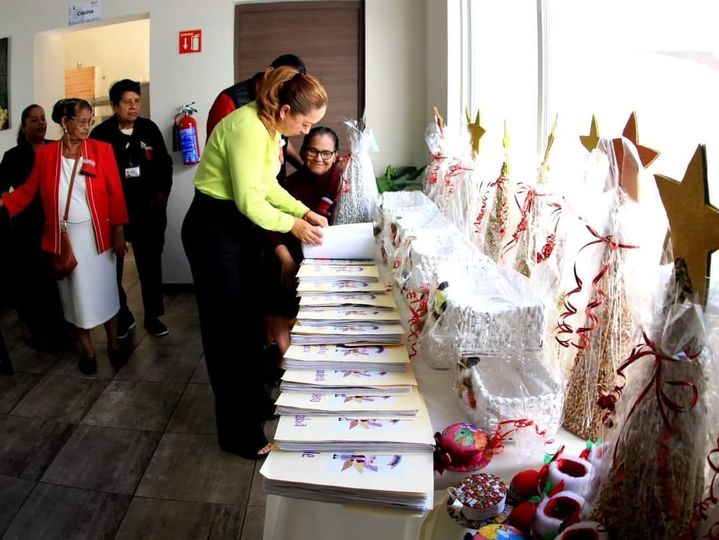 Disfrutan adultos mayores de posada navideña en Casa Diurna
