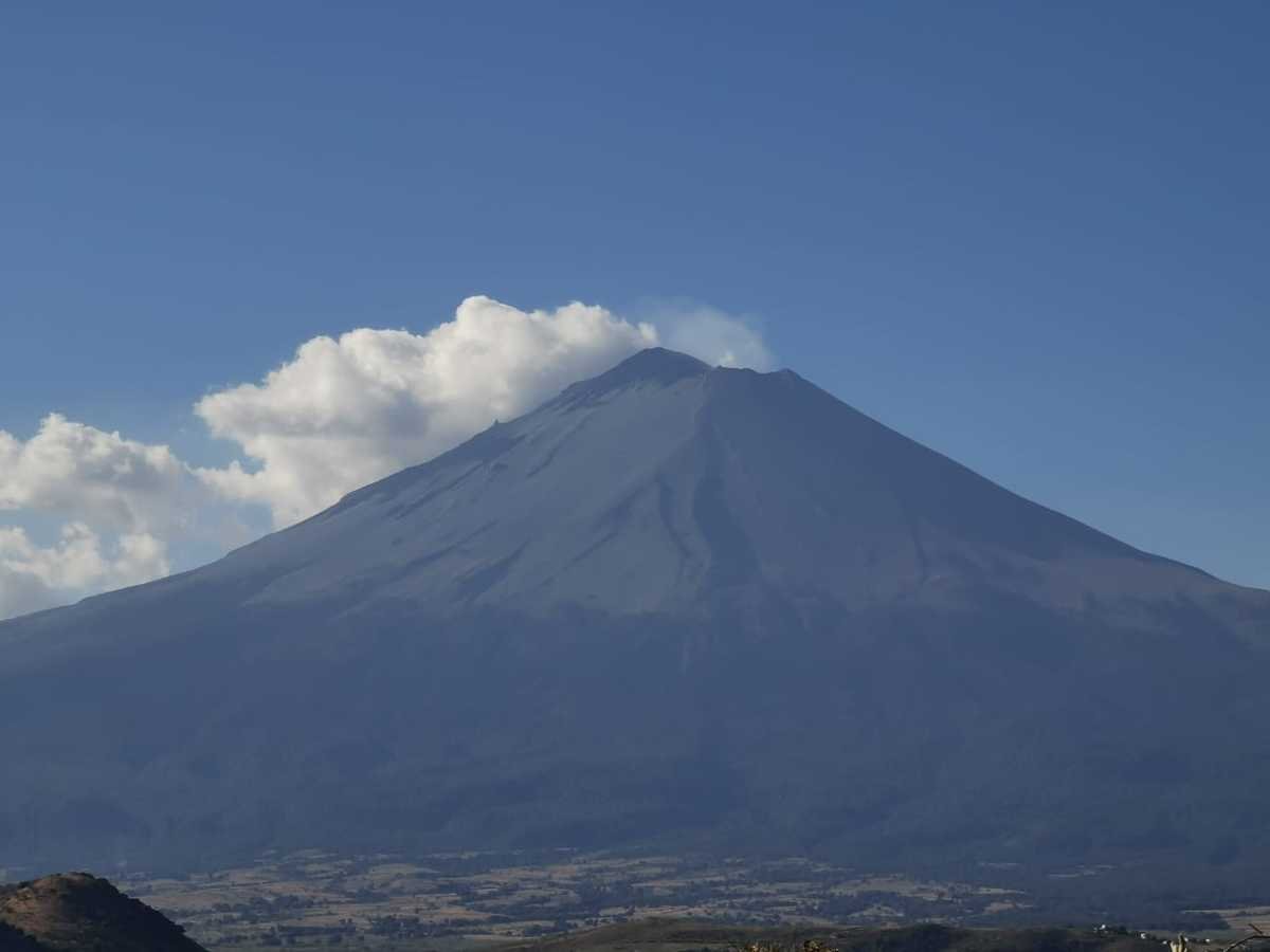 Presenta Popocatépetl seis explosiones y columnas de un kilómetro