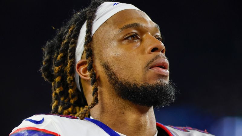 Damar Hamlin muestra 'signos de mejora' mientras aún está en la UCI en estado crítico, dicen los Bills, después de un paro cardíaco en la mitad del juego