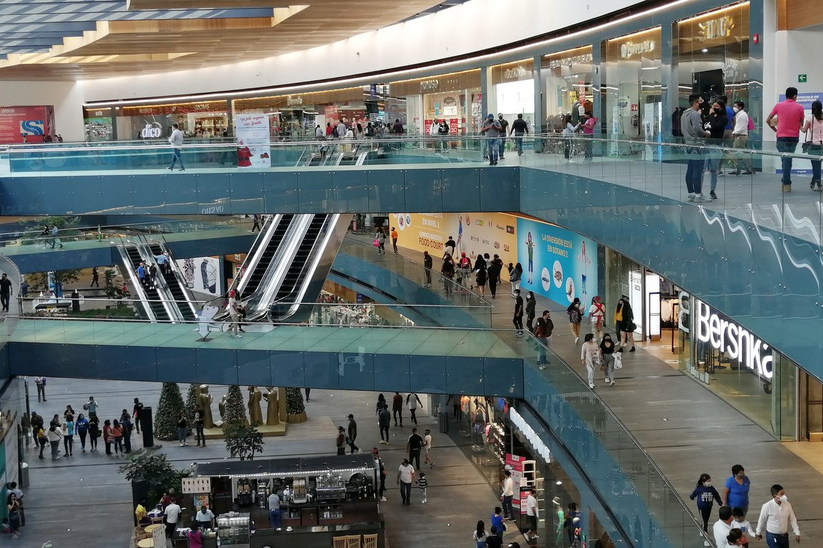 Centros comerciales piden regular a ambulantes ante alza de contagios