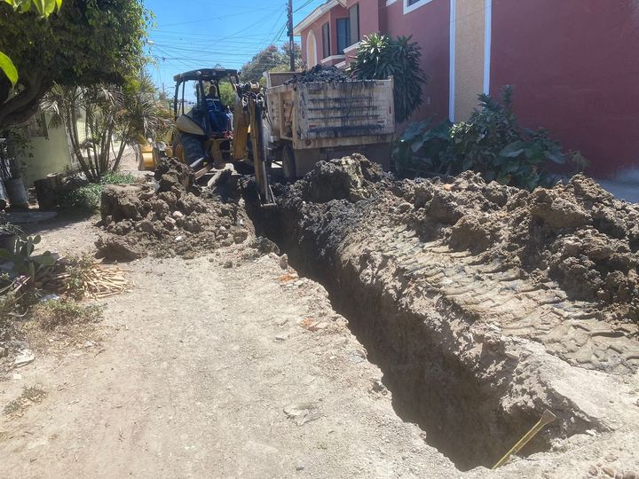 *Repara Jumapam red drenaje averiada en la Pancho Villa.*