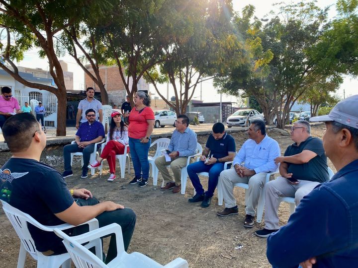 *“Me pidieron venir, y aquí estamos”, Alcalde atiende a vecinos de colonia Villa