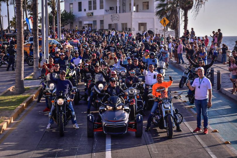 *Rugen caballos de acero en el tradicional desfile de la Semana de la Moto.*