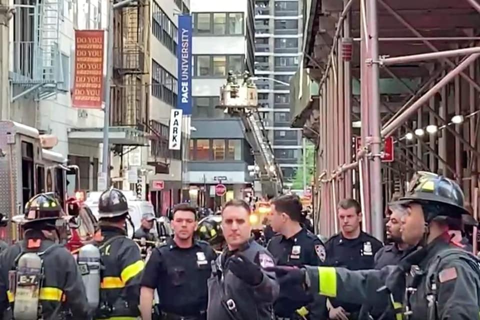 #Internacional || Colapsa estacionamiento en Nueva York; hay gente atrapada El