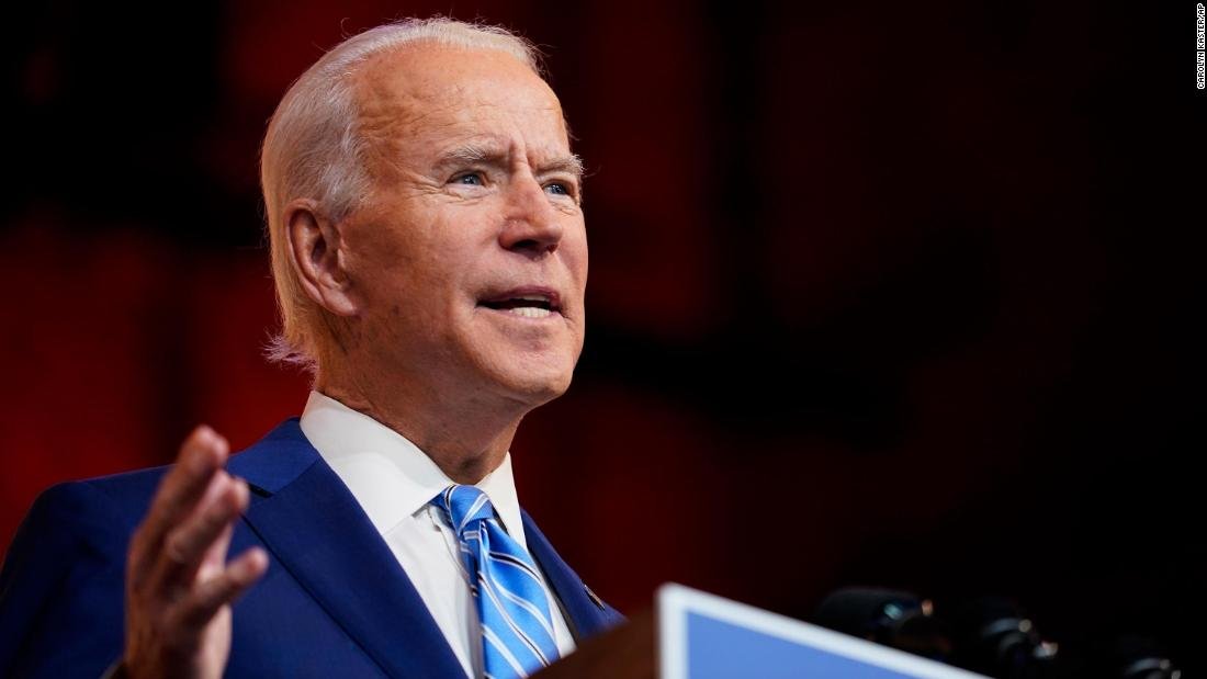 El médico de Biden dice que se torció el pie mientras jugaba con su perro