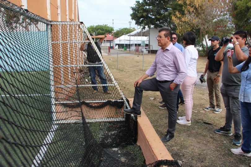*Se ejecutarán 13 proyectos en la unidad deportiva Sahop, Edgar González realiza