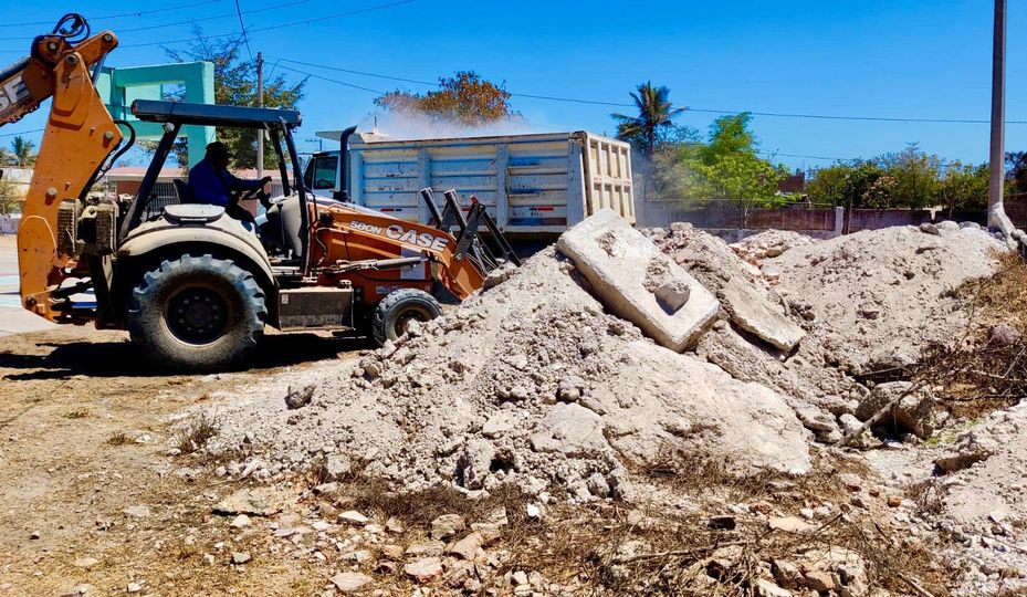 *Retiran 20 camiones de volteo cargados con escombro de la Quinta Chapalita.*