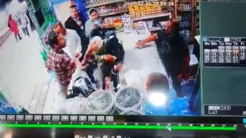 Video muestra el momento en que un hombre arroja yogur a dos mujeres en Irán