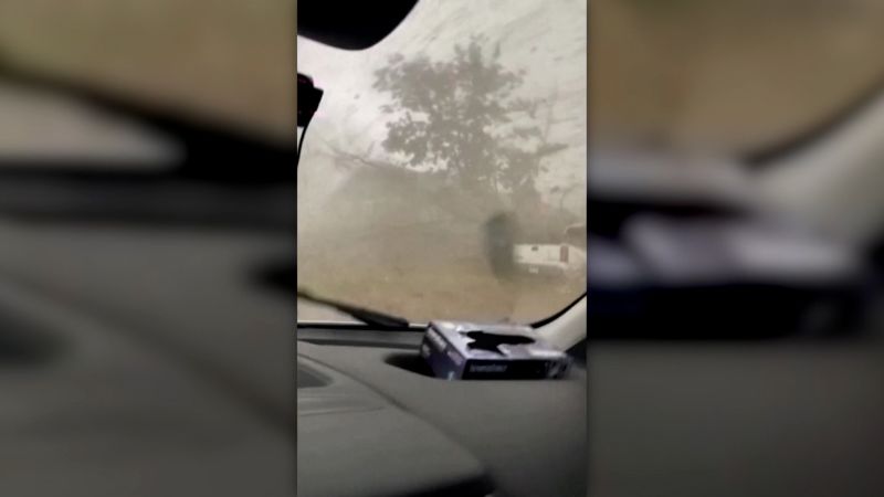 Mire: un hombre supera un tornado dentro de una camioneta en Arkansas