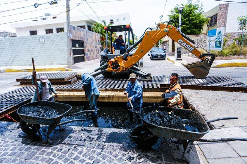 *Obras Públicas trabaja en desazolve de colector Roosevelt.*