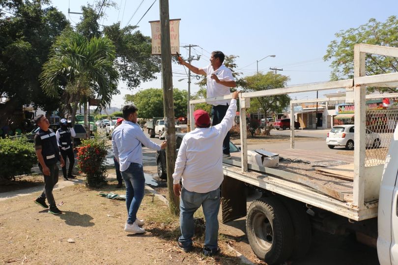 *Limpian imagen de la zona urbana retirando pendones publicitarios.*