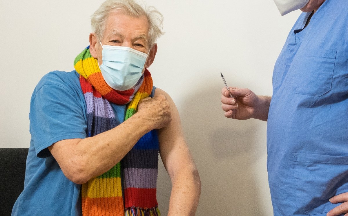 Ian McKellen se vacuna contra covid-19: FOTOS