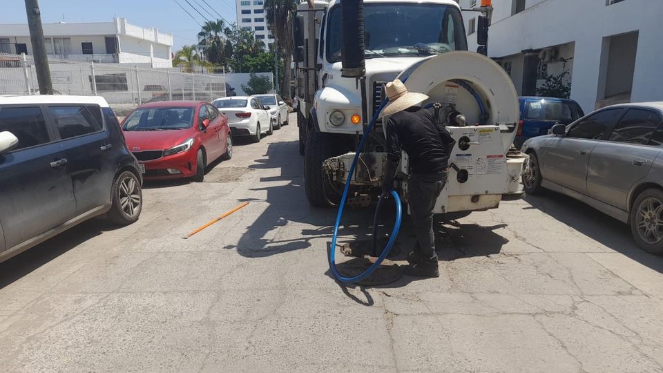 *Extrae JUMAPAM grasas del alcantarillado en Zona Dorada y cesan derrames en Cal