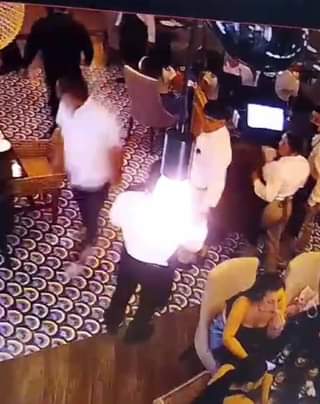 UN SUJETO VESTIDO DE TEXANO, O A LA MEXICANA, APROVECHA EL 15 DE SEPTIEMBRE EN L