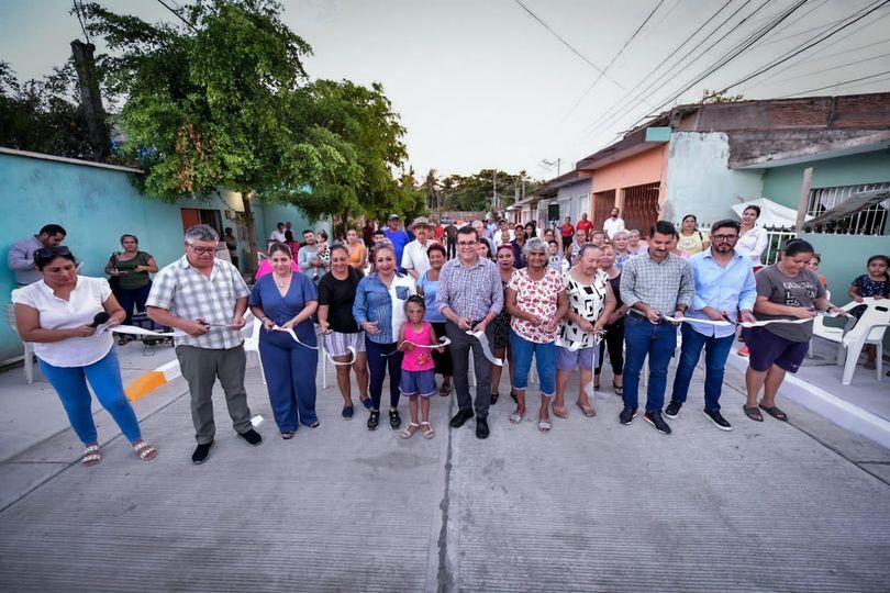 *Vecinos de la Calle Paraíso Rosales en Urías estrenan pavimento y red hidrosani