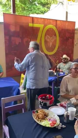 EL GOBER ROCHA, AVENTÁNDOSE UN BAILONGO PATRIO CON LA DOCTORA TERE GUERRA. ¿DÓND