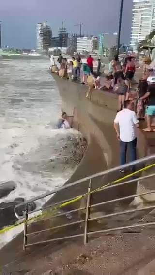 SUCEDIÓ EN MAZATLÁN. ¡LA TUMBÓ LA OLA Y LA METIÓ AL MAR ; LES ADVIERTEN DEL PELI