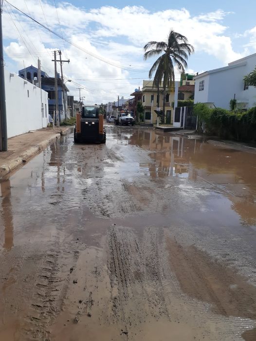 *Refuerzan labores de limpieza en zonas afectadas de Mazatlán con maquinaria pes
