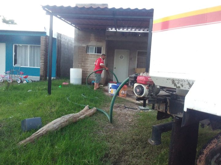LLEGA EL AGUA EN PIPAS AL AGUAJE DE COSTILLA