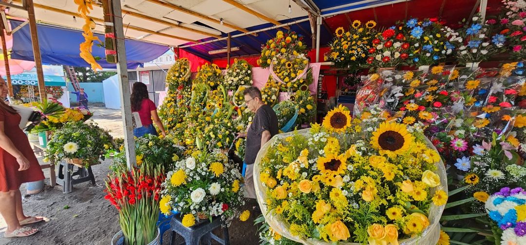 Repunta la venta de flores previo al Día de Muertos en Mazatlán