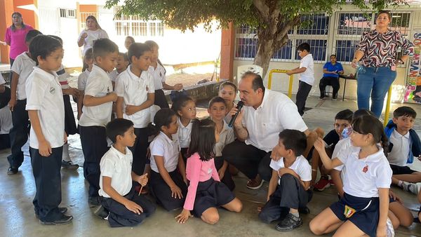 Memo Romero entrega equipo de computo a la primaria Juan Carrasco