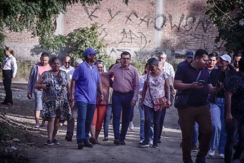 *Edgar González da respuestas inmediatas a vecinos de la colonia Felicidad.*