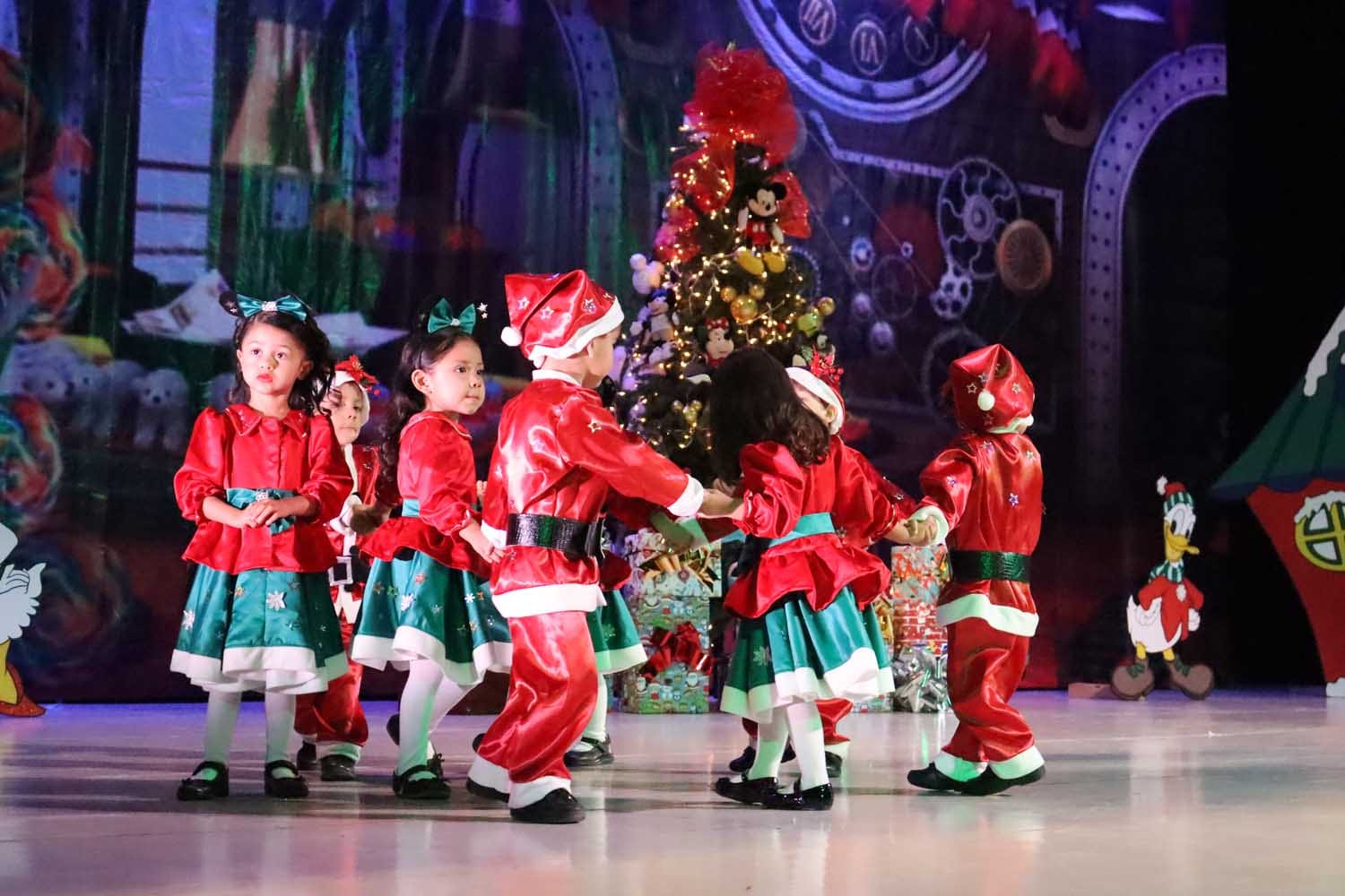 Con 223 niñas y niños participando en escena, el Jardín de Niños de la Nueva Uni